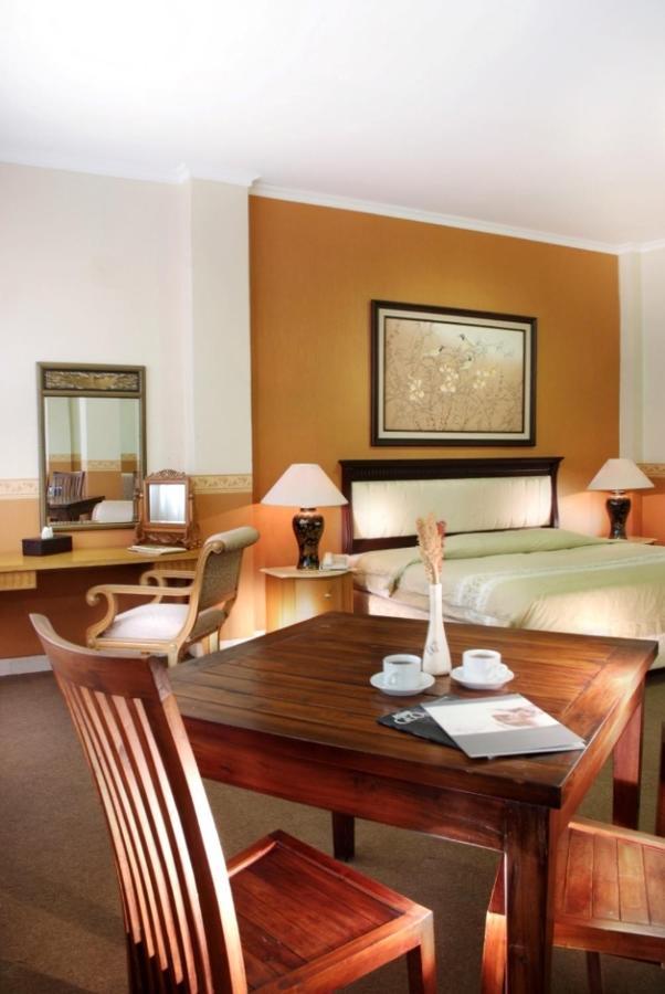 Umm Inn Hotel Malang Exteriör bild